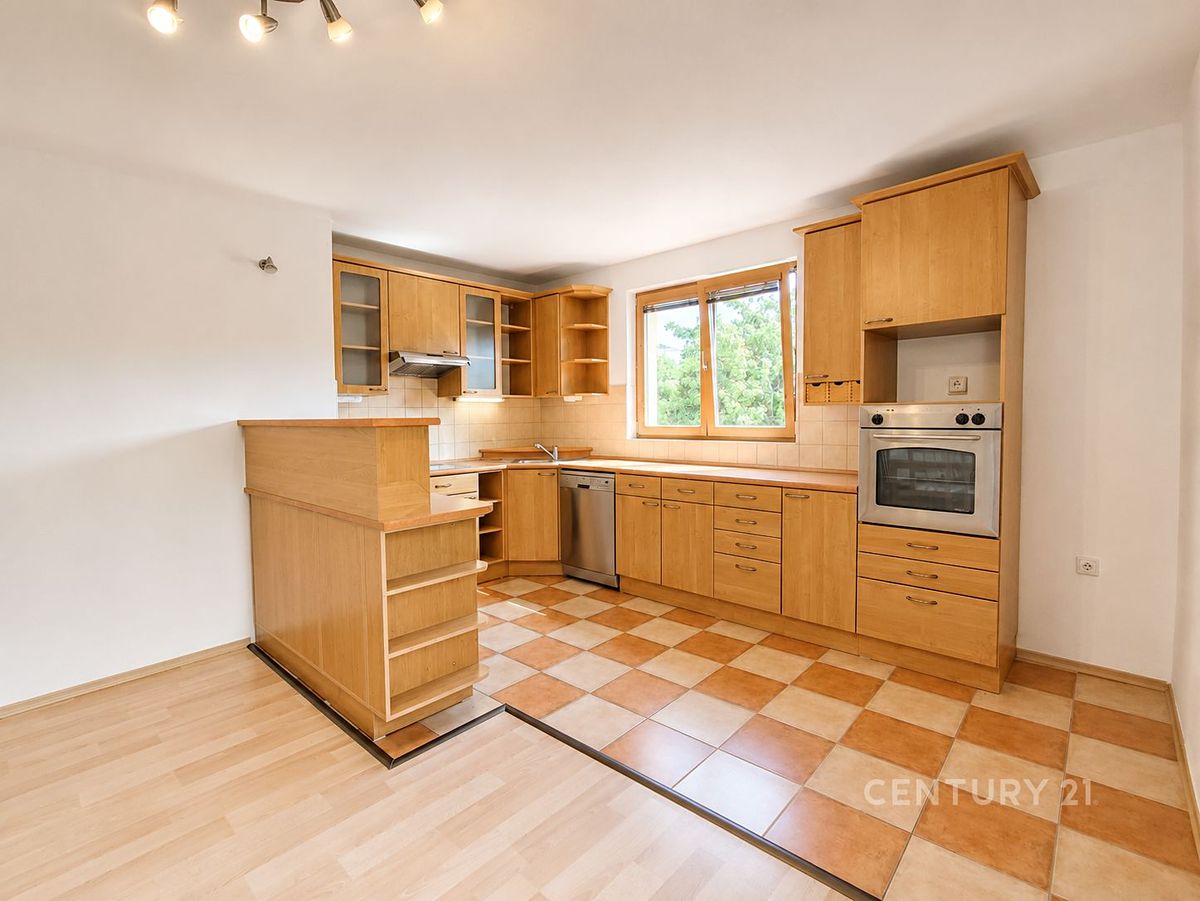 Prodej rodinného domu 238 m², pozemek 1086 m² – fotografie 4