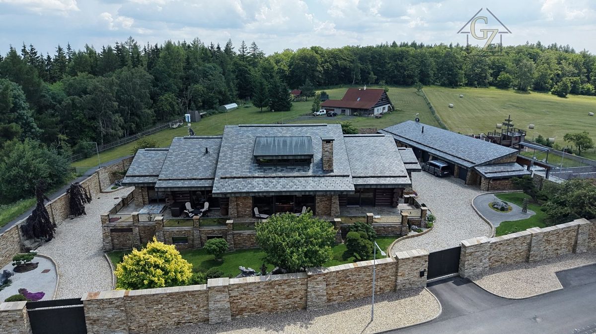Prodej rodinného domu 800 m², pozemek 2969 m², Klíny – fotka 1 z 3