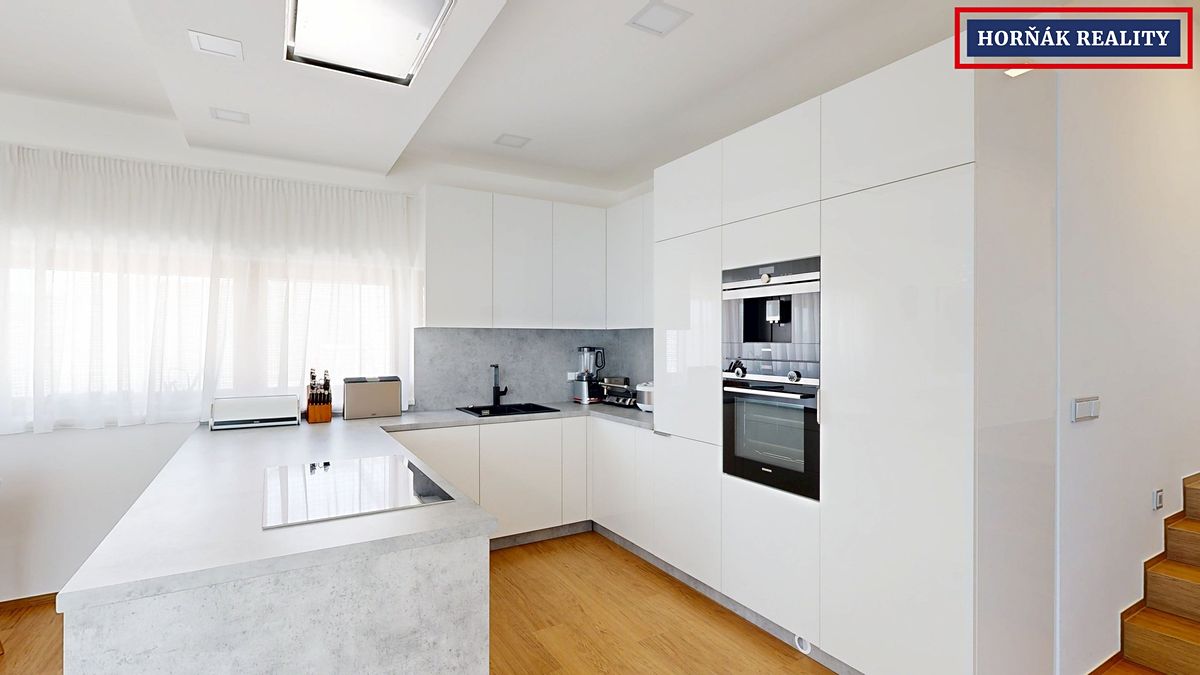 Prodej rodinného domu 288 m², pozemek 863 m² – fotografie 5