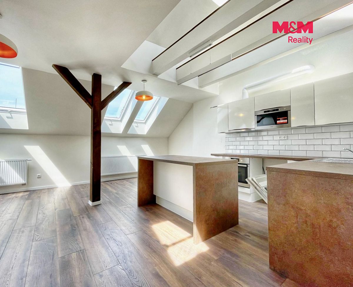 Prodej rodinného domu 246 m², pozemek 223 m² – fotografie 2