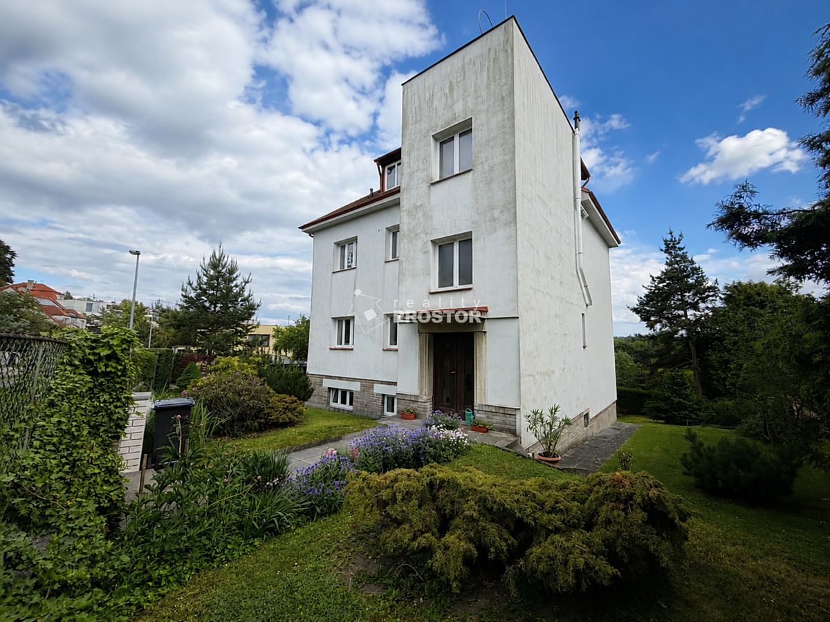 Prodej vícegeneračního domu 298 m², pozemek 1056 m² – fotografie 2