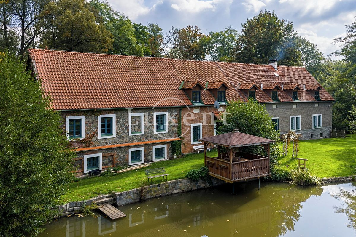Prodej rodinného domu 1700 m², pozemek 110000 m² – fotografie 2