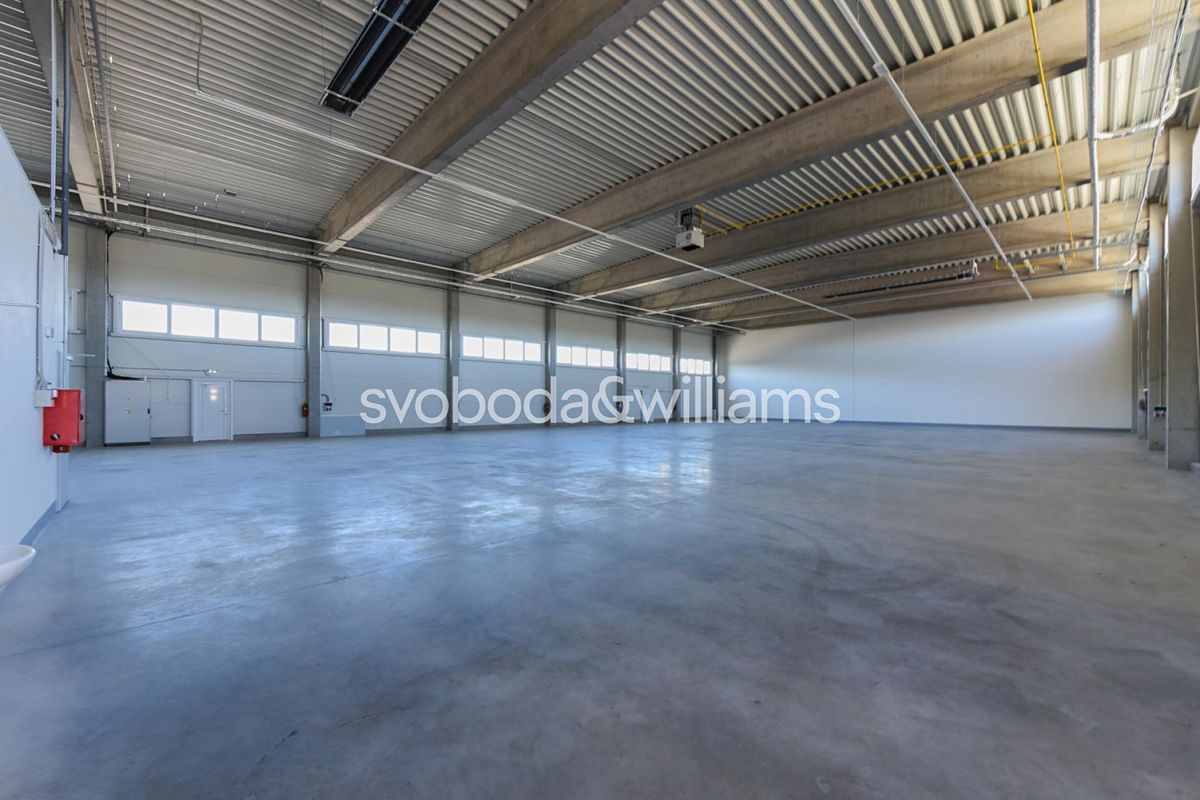 Pronájem skladového prostoru 1026 m² – fotografie 2