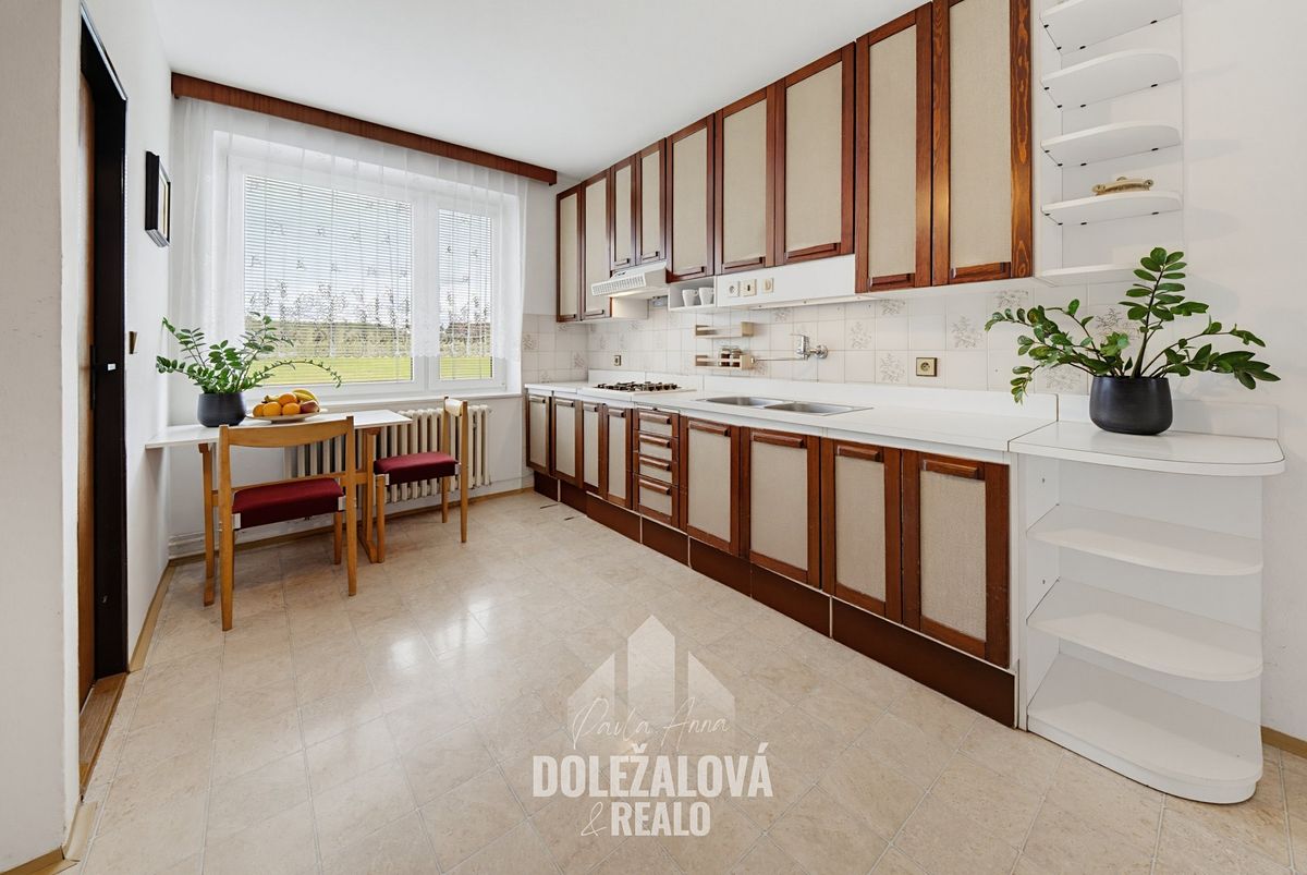 Prodej rodinného domu 255 m², pozemek 263 m² – fotografie 2