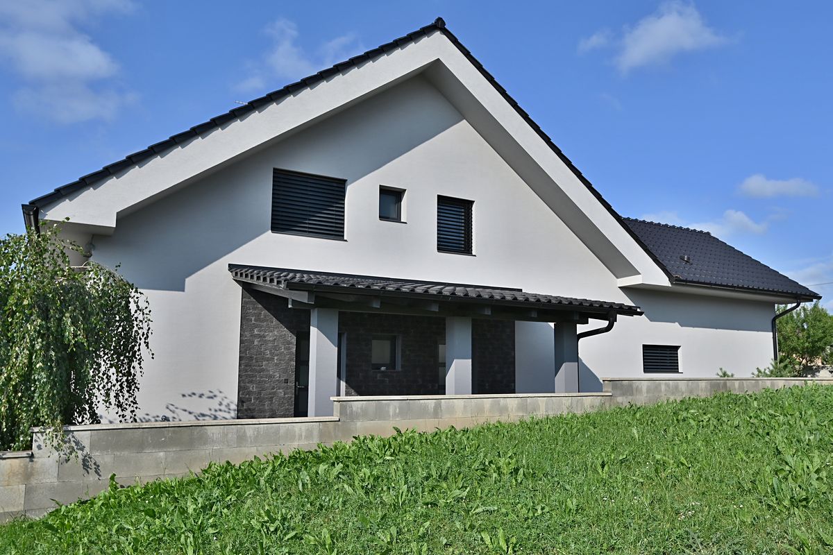 Prodej rodinného domu 225 m², pozemek 803 m² – fotografie 2