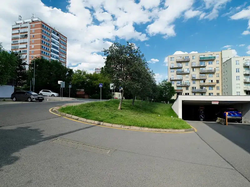 Pronájem garážového stání 12 m², Praha – náhled fotky 1
