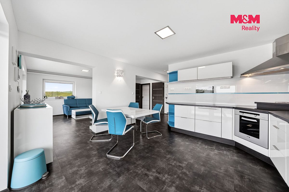 Prodej rodinného domu 233 m², pozemek 570 m² – fotografie 2