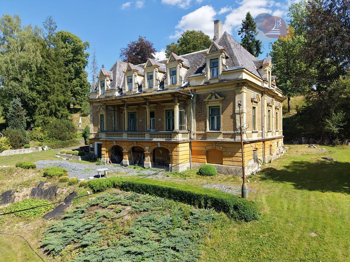 Prodej vily 640 m², pozemek 8842 m²