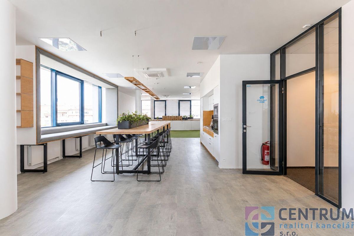 Pronájem kanceláře 584 m²