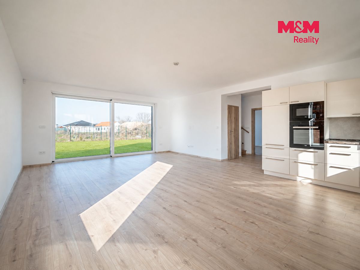 Pronájem rodinného domu 199 m², pozemek 685 m² – fotografie 2