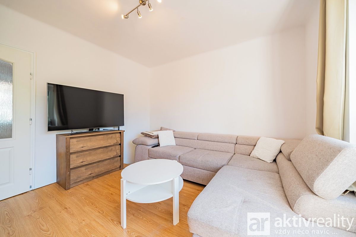 Prodej rodinného domu 260 m², pozemek 752 m² – fotografie 5