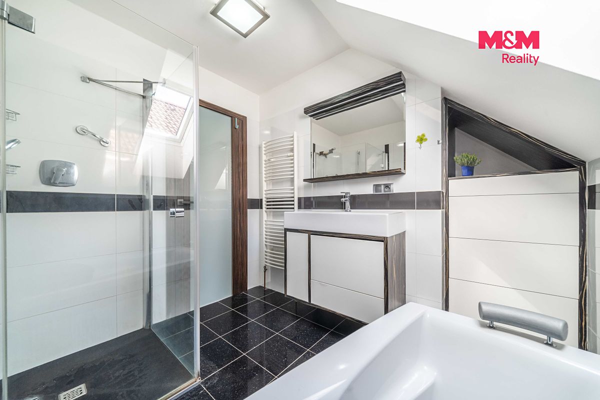 Prodej rodinného domu 227 m², pozemek 542 m² – fotografie 2