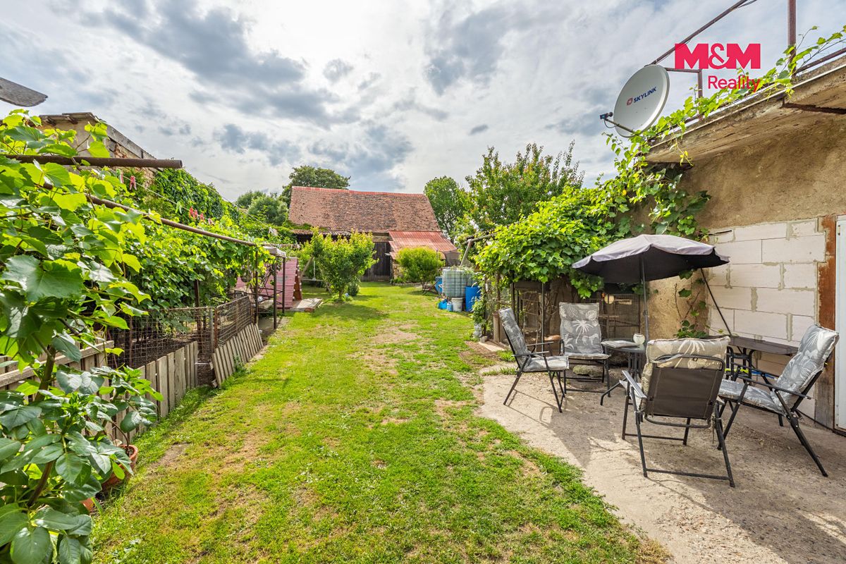 Prodej rodinného domu 208 m², pozemek 882 m² – fotografie 2