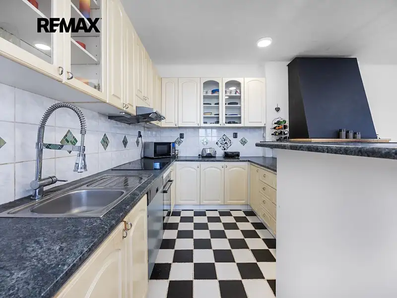 Prodej rodinného domu 246 m², pozemek 376 m², Praha – náhled fotky 3