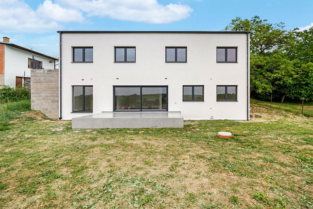 Prodej rodinného domu 220 m², pozemek 525 m² – fotografie 2