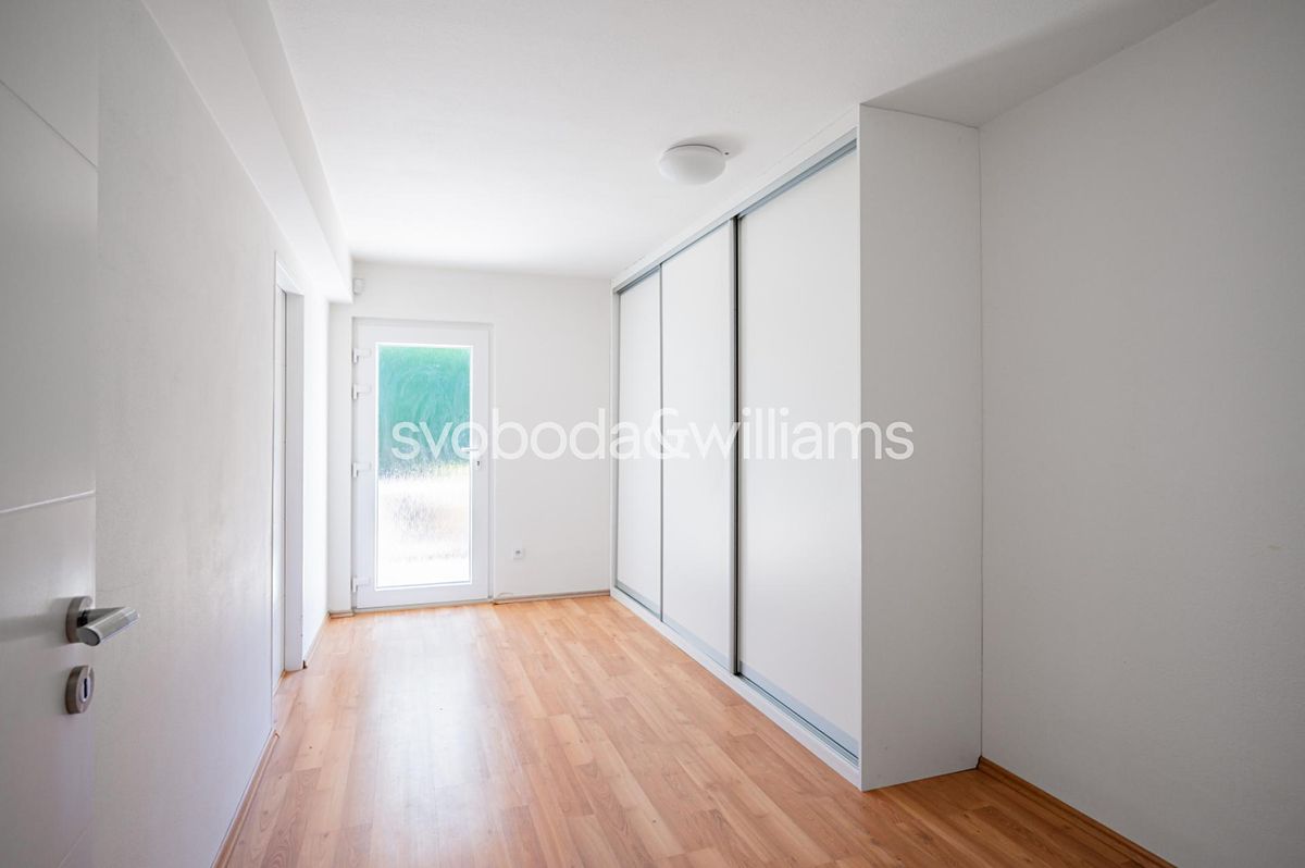 Prodej rodinného domu 184 m², pozemek 892 m² – fotografie 5