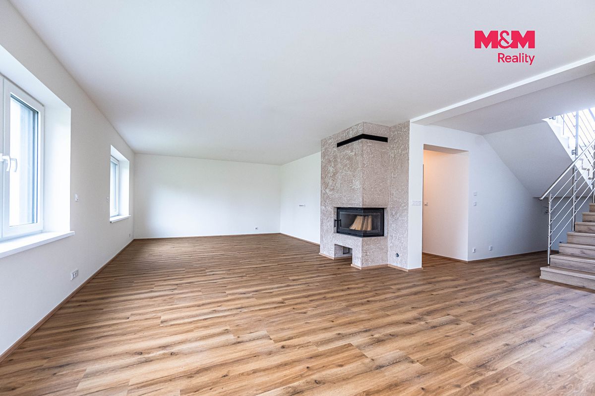 Prodej rodinného domu 248 m², pozemek 1542 m² – fotografie 3