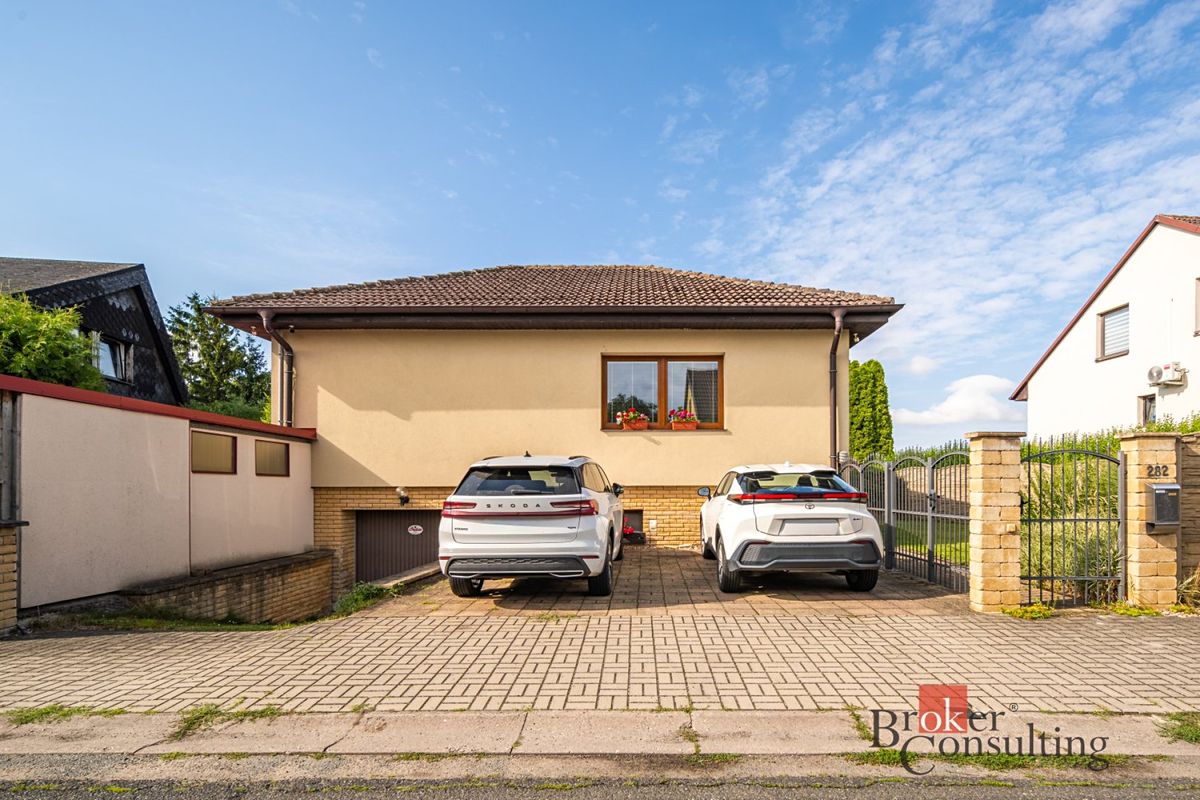 Prodej rodinného domu 270 m², pozemek 2024 m²