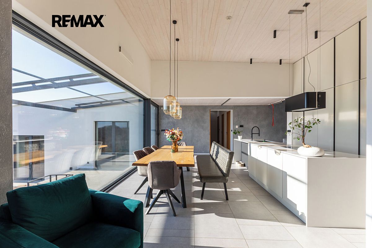 Prodej rodinného domu 246 m², pozemek 1340 m² – fotografie 4