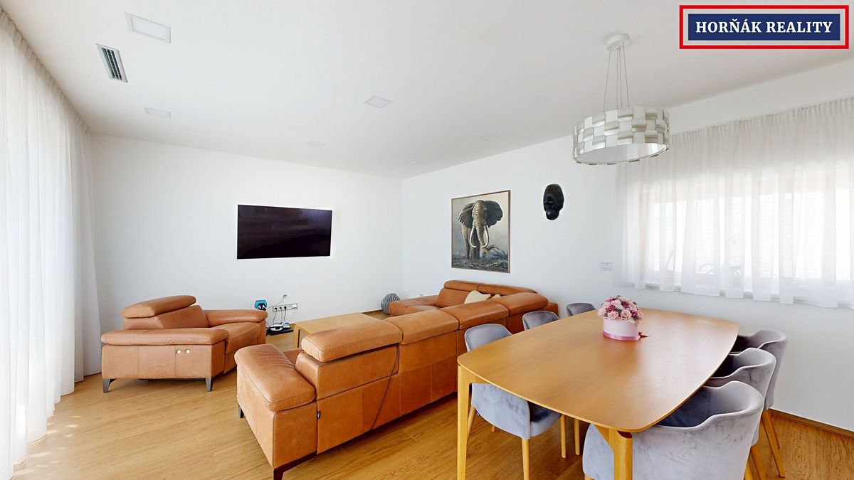 Prodej rodinného domu 288 m², pozemek 863 m² – fotografie 4
