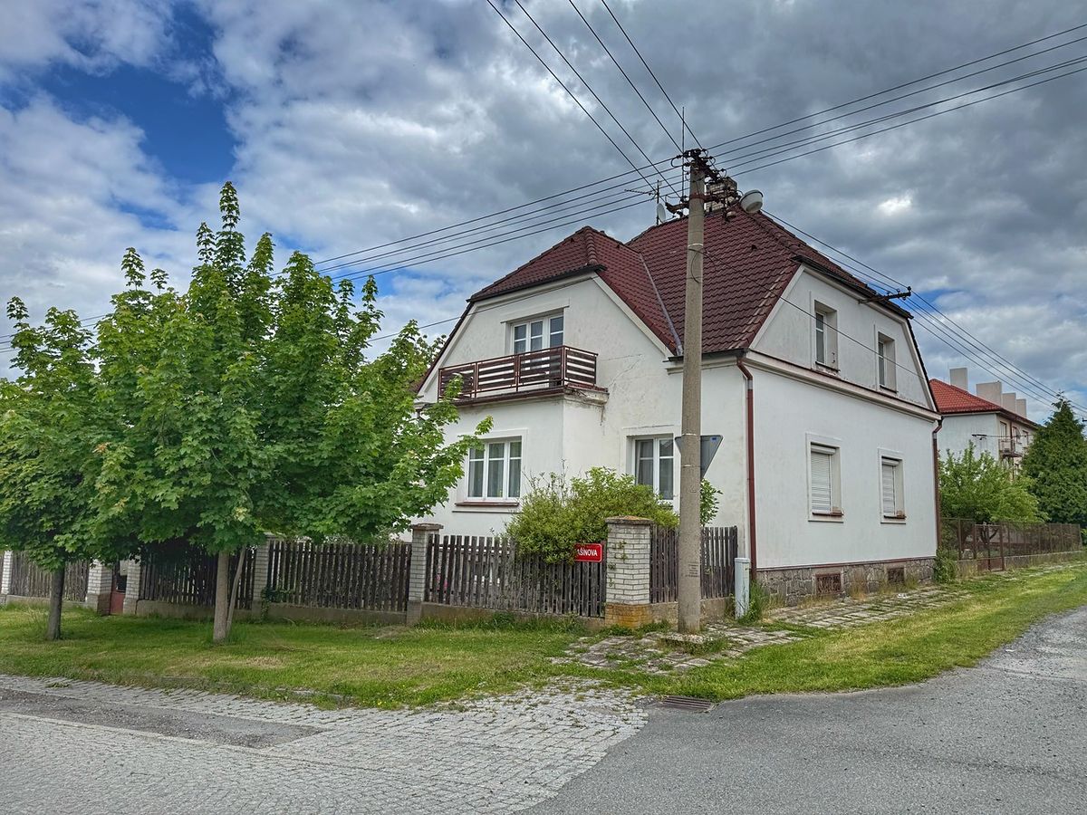 Prodej rodinného domu 210 m², pozemek 953 m² – fotografie 2