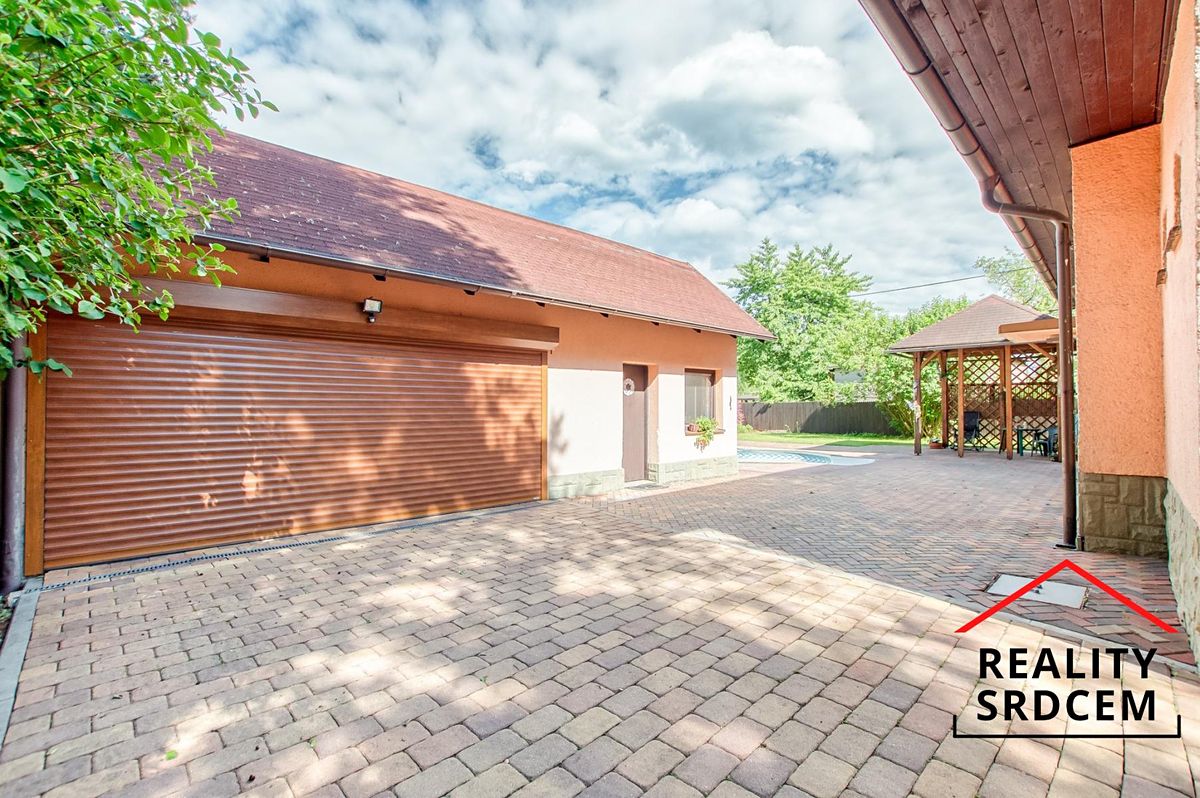 Prodej rodinného domu 170 m², pozemek 921 m² – fotografie 3