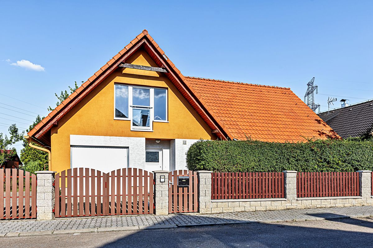 Prodej rodinného domu 230 m², pozemek 492 m² – fotografie 2