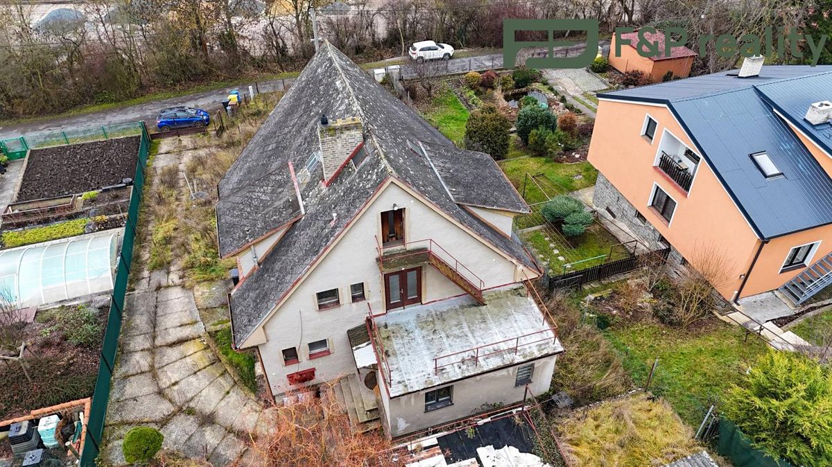 Prodej rodinného domu 228 m², pozemek 678 m² – fotografie 2
