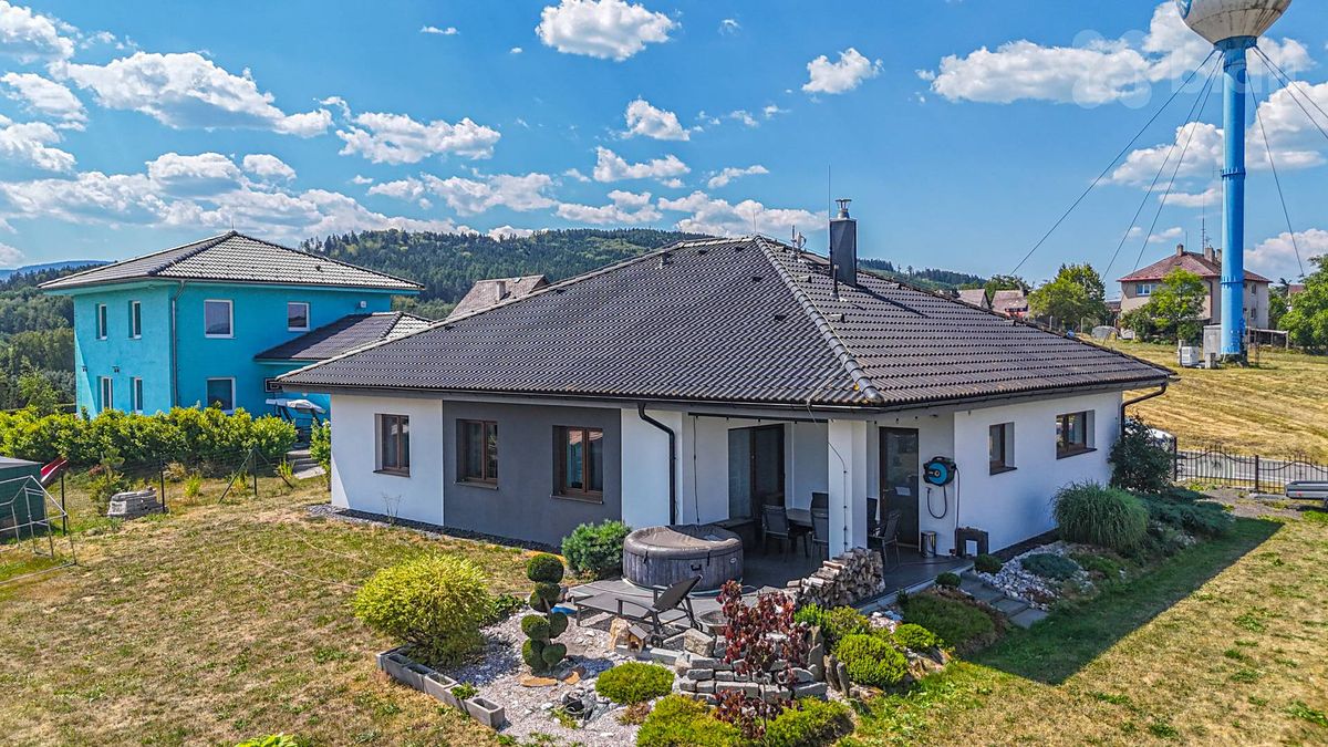 Prodej rodinného domu 189 m², pozemek 921 m² – fotografie 3