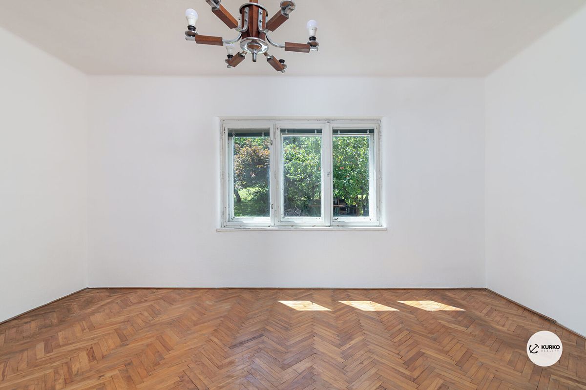 Prodej rodinného domu 270 m², pozemek 1695 m² – fotografie 2
