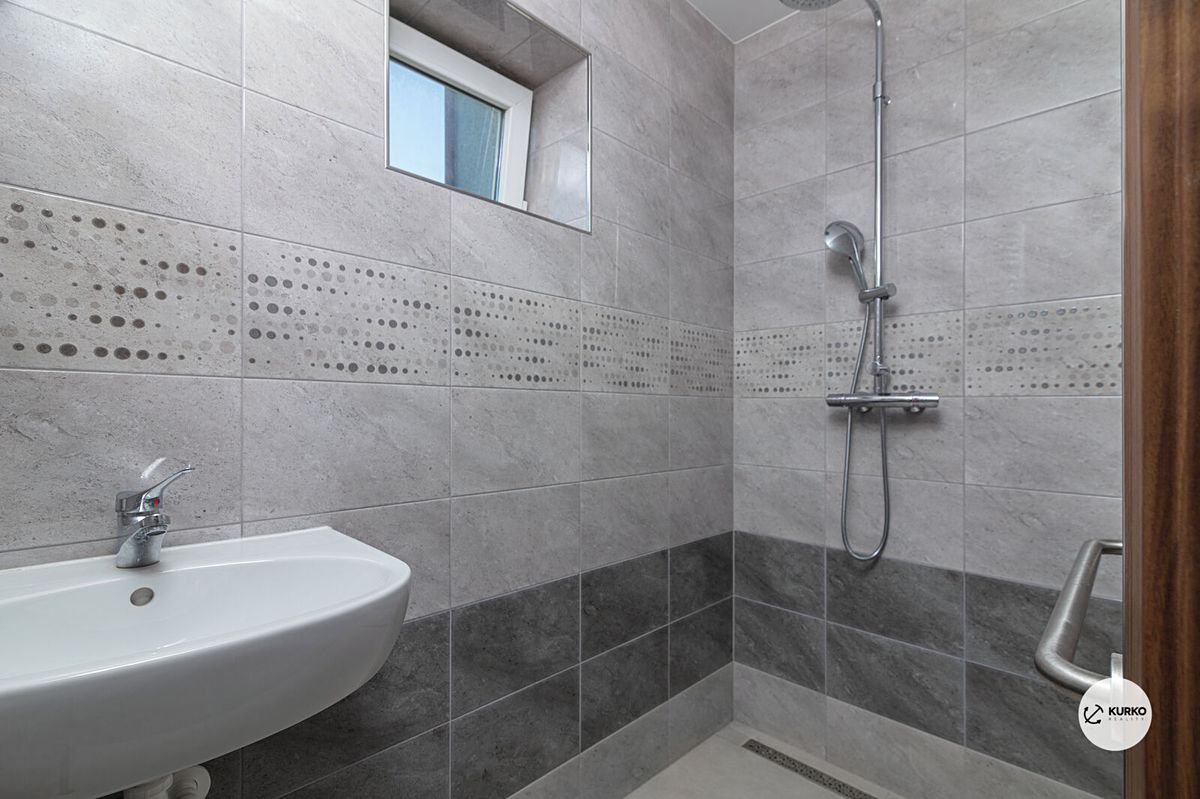 Prodej rodinného domu 270 m², pozemek 1695 m² – fotografie 3