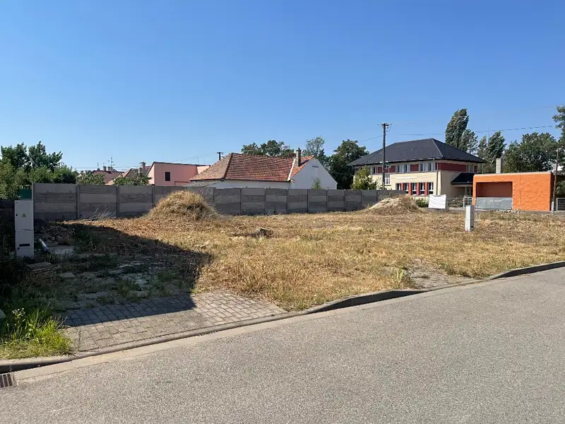 Prodej stavebního pozemku 567 m², Hevlín – náhled fotky 1