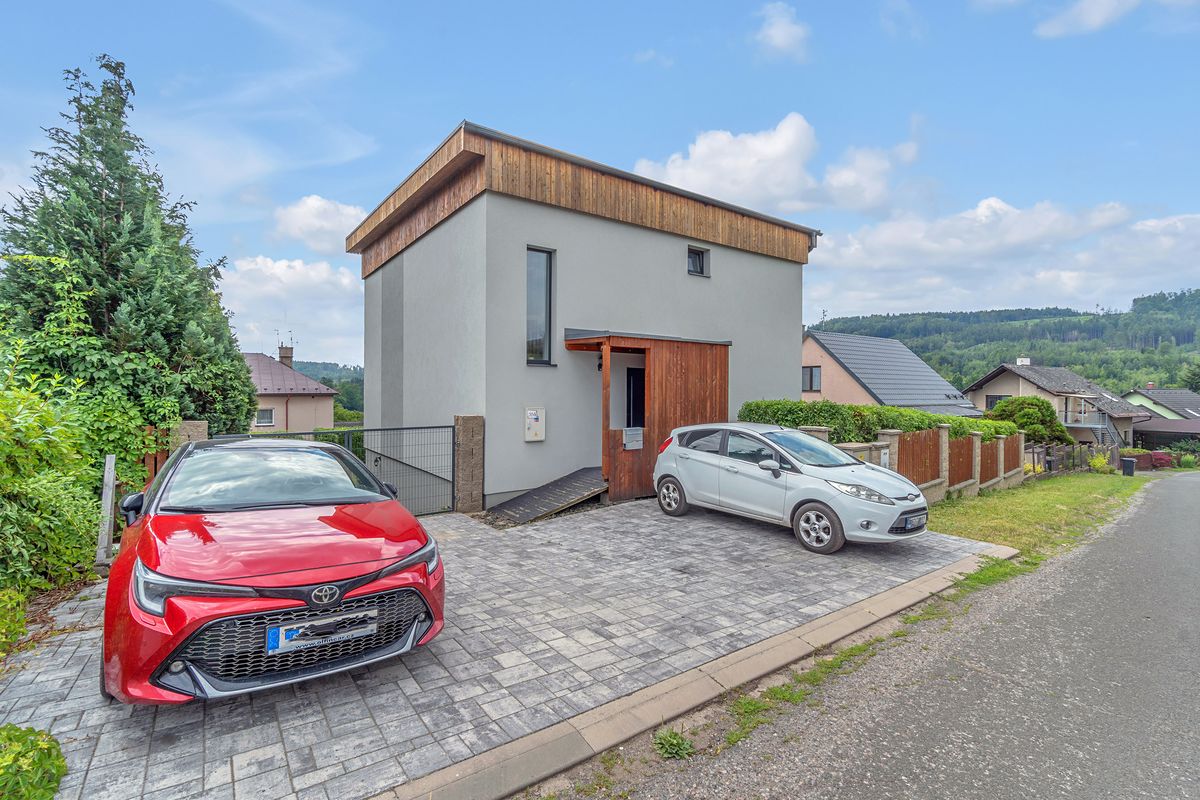 Prodej rodinného domu 180 m², pozemek 822 m²