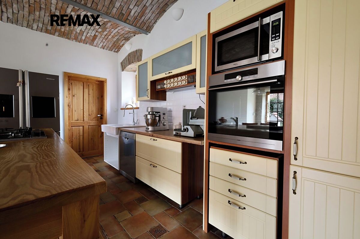 Prodej vícegeneračního domu 226 m², pozemek 916 m² – fotografie 3