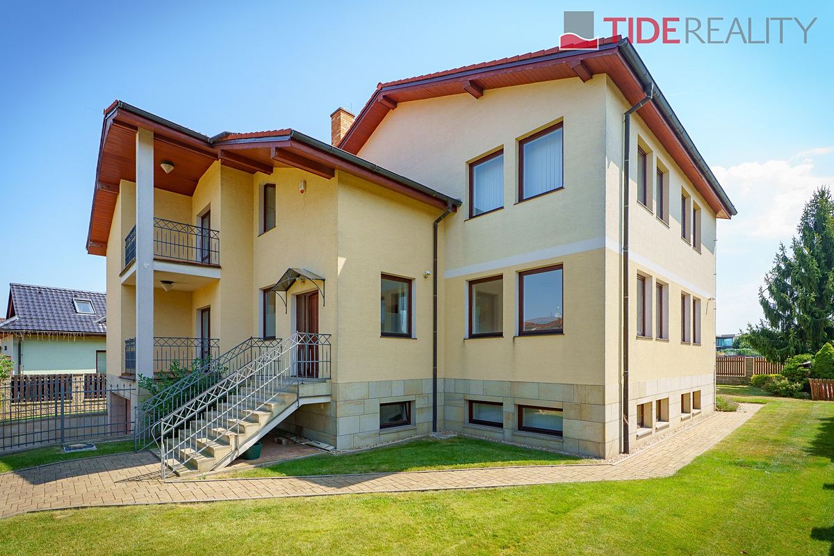 Pronájem vily 420 m², pozemek 993 m² – fotografie 3