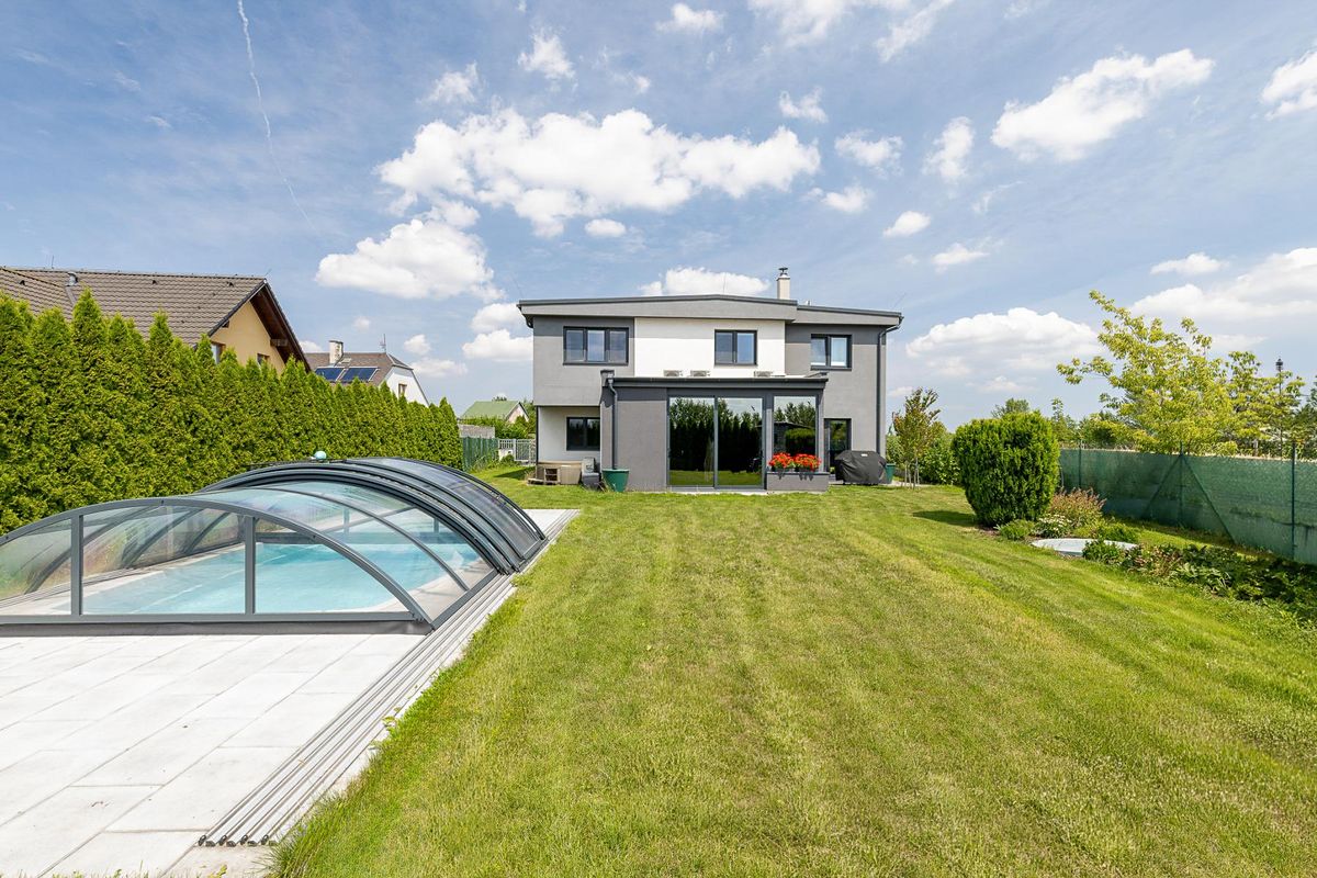 Prodej rodinného domu 241 m², pozemek 704 m²