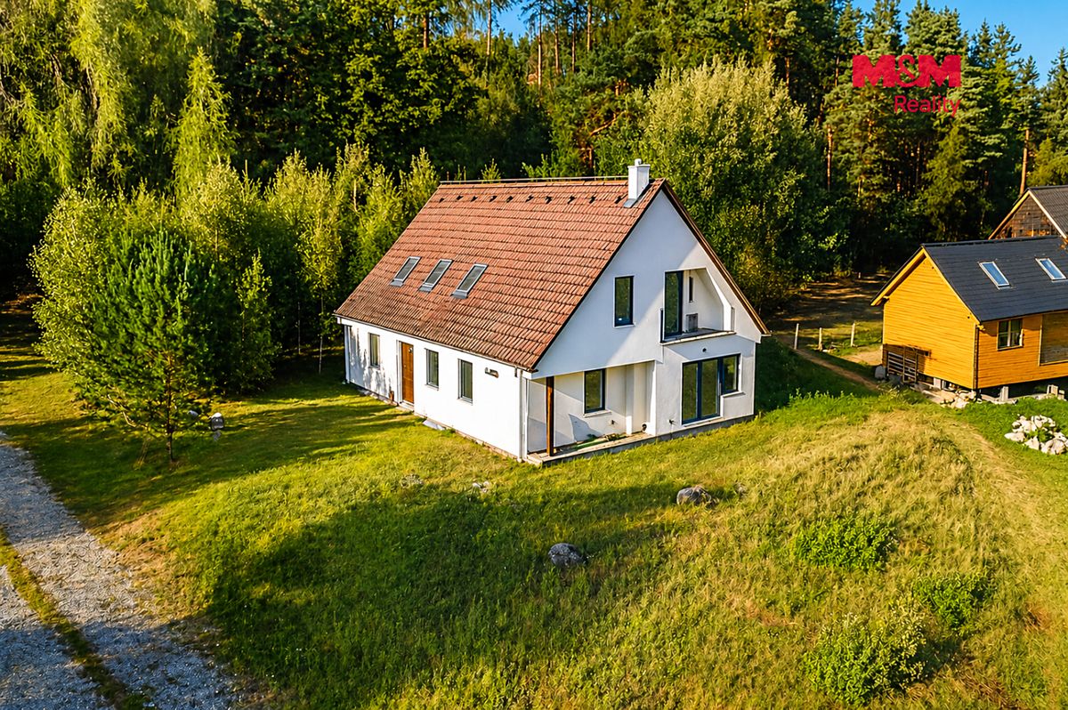 Prodej rodinného domu 202 m², pozemek 1592 m² – fotografie 2