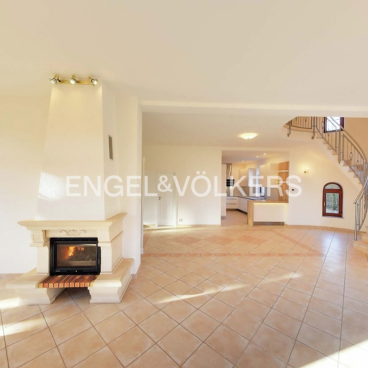 Pronájem vily 243 m², pozemek 718 m² – fotografie 2