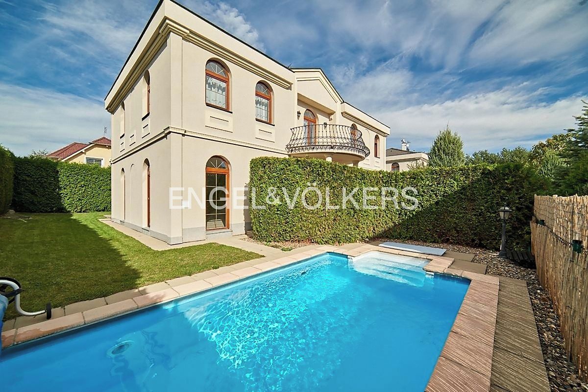 Pronájem vily 243 m², pozemek 718 m²