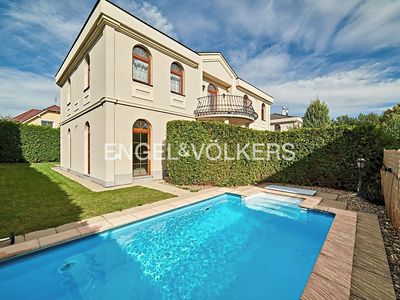 Pronájem vily 243 m², pozemek 718 m²
