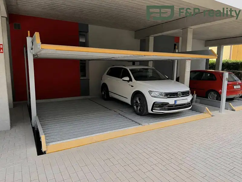 Pronájem garážového stání 18 m², Kolín – náhled fotky 2