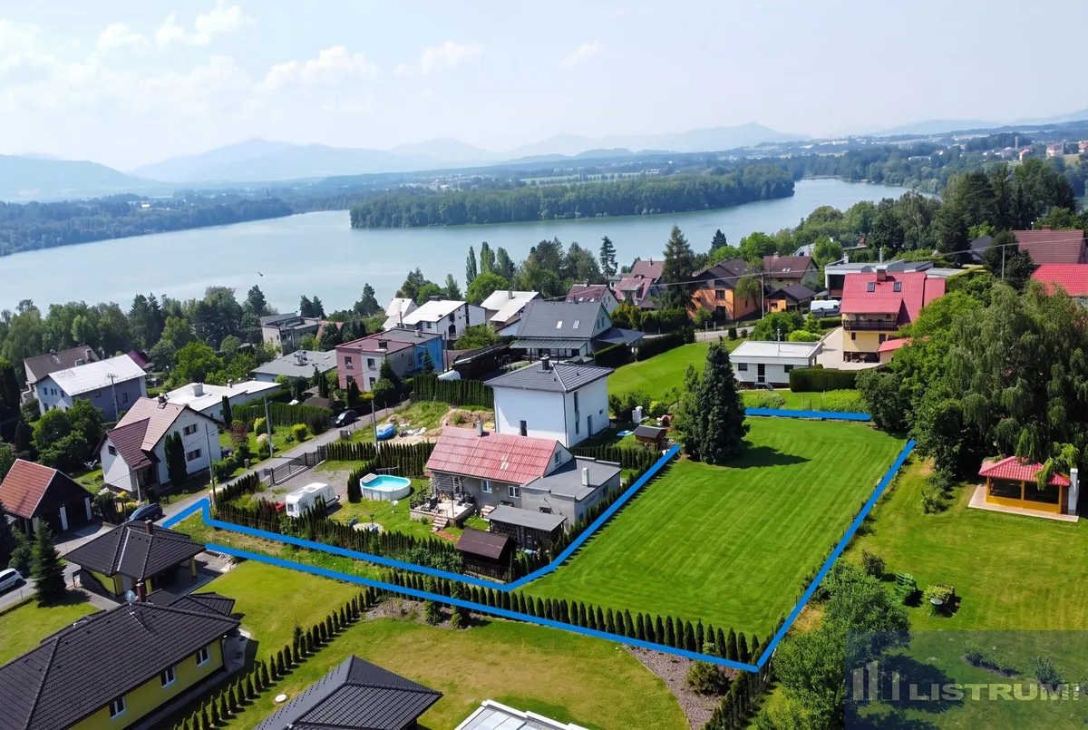 Prodej stavebního pozemku 1053 m²