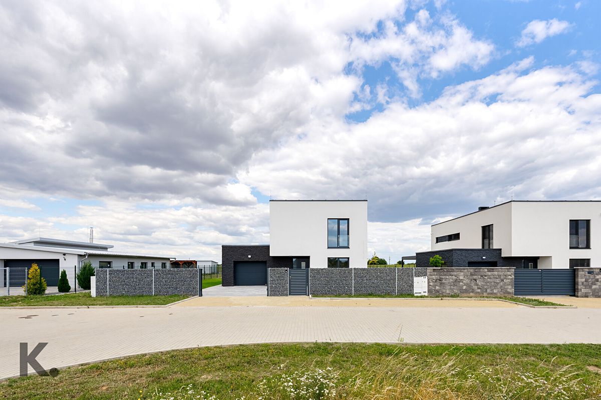 Pronájem rodinného domu 196 m², pozemek 850 m² – fotografie 2