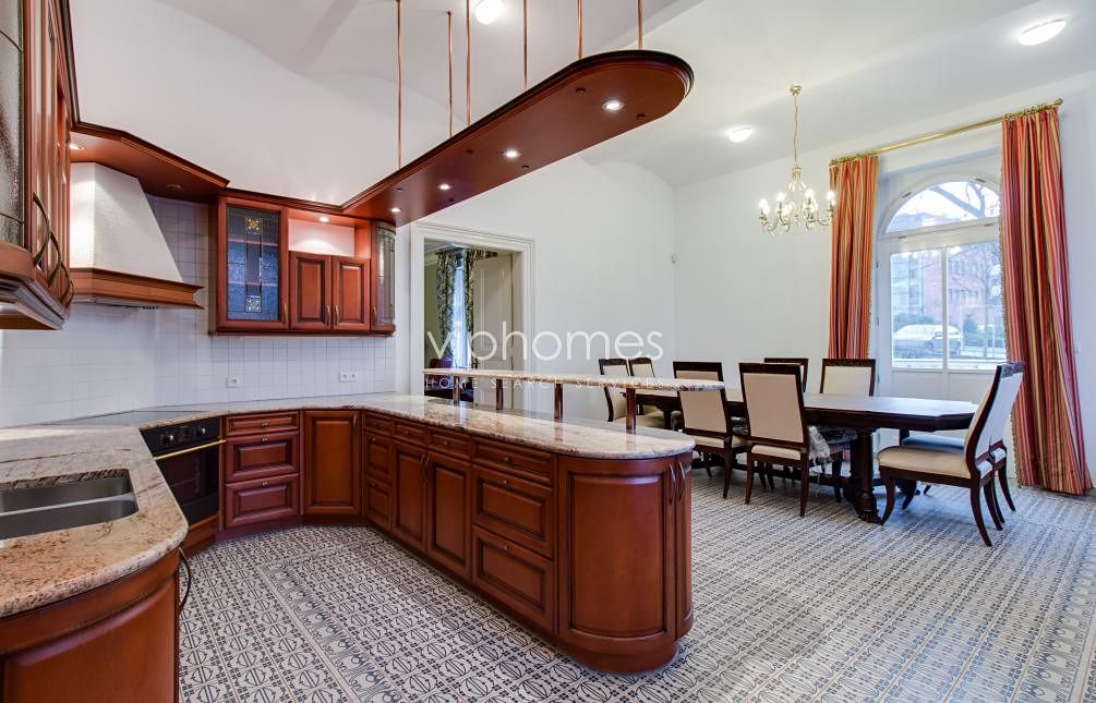 Pronájem vily 827 m², pozemek 7914 m² – fotografie 3