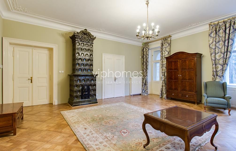 Pronájem vily 827 m², pozemek 7914 m² – fotografie 2