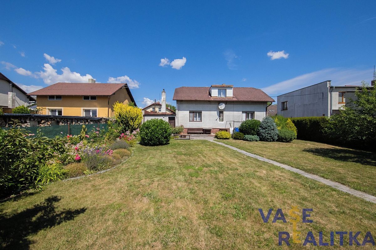 Prodej rodinného domu 140 m², pozemek 885 m² – fotografie 2