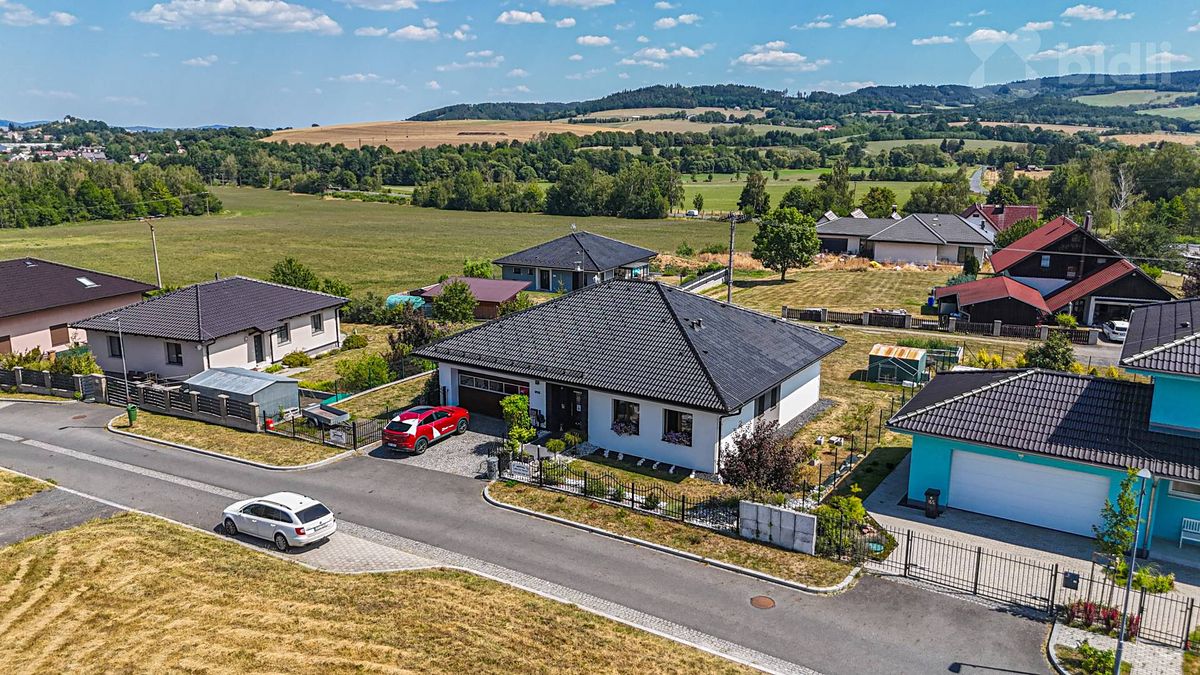 Prodej rodinného domu 189 m², pozemek 921 m² – fotografie 2