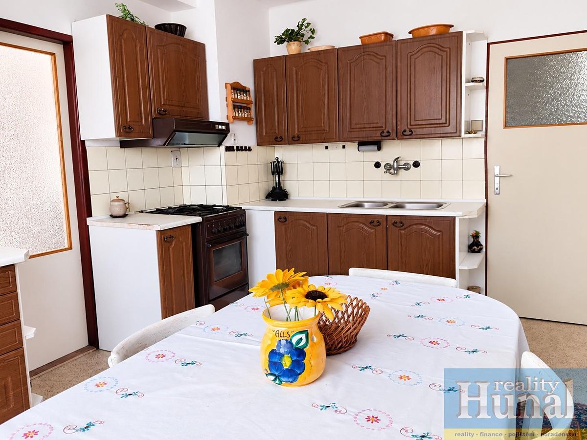 Prodej rodinného domu 213 m², pozemek 736 m² – fotografie 2