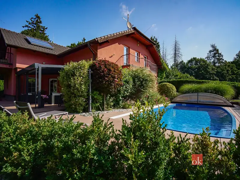 Prodej rodinného domu 389 m², pozemek 1118 m², Babice – náhled fotky 1