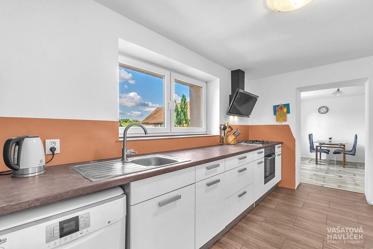 Prodej rodinného domu 104 m², pozemek 1077 m² – fotografie 2